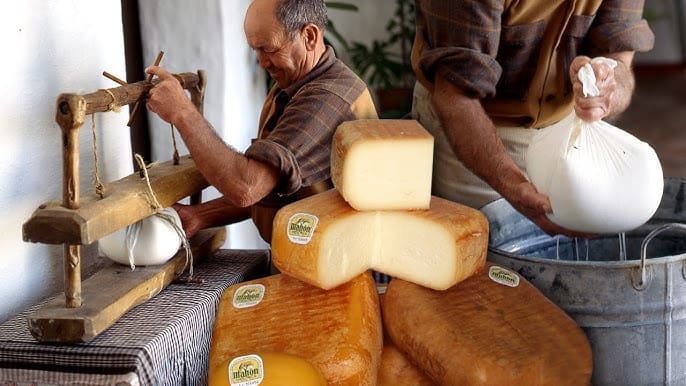 personas elaborando del queso gorgonzola