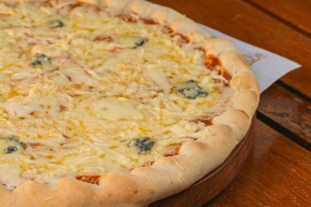 Pizza cuatro quesos en la mesa