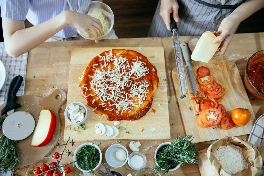 Pizza con mozzarella y tomate