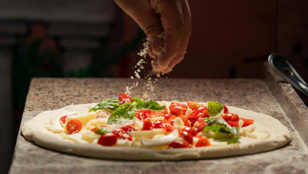 Pizza lista con sus ingredientes para entrar al horno