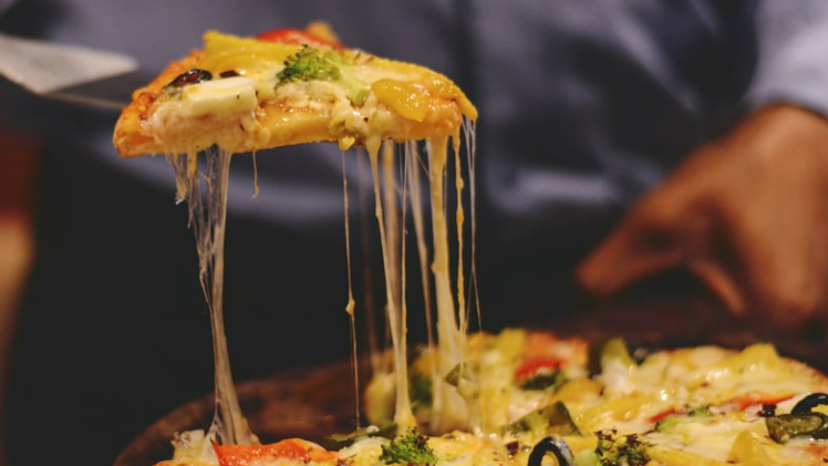 Pizza con diferentes ingredientes lista para comer