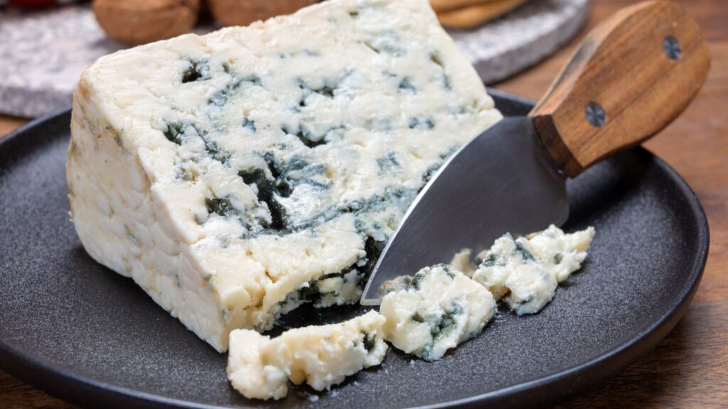 Queso azul en un plato negro