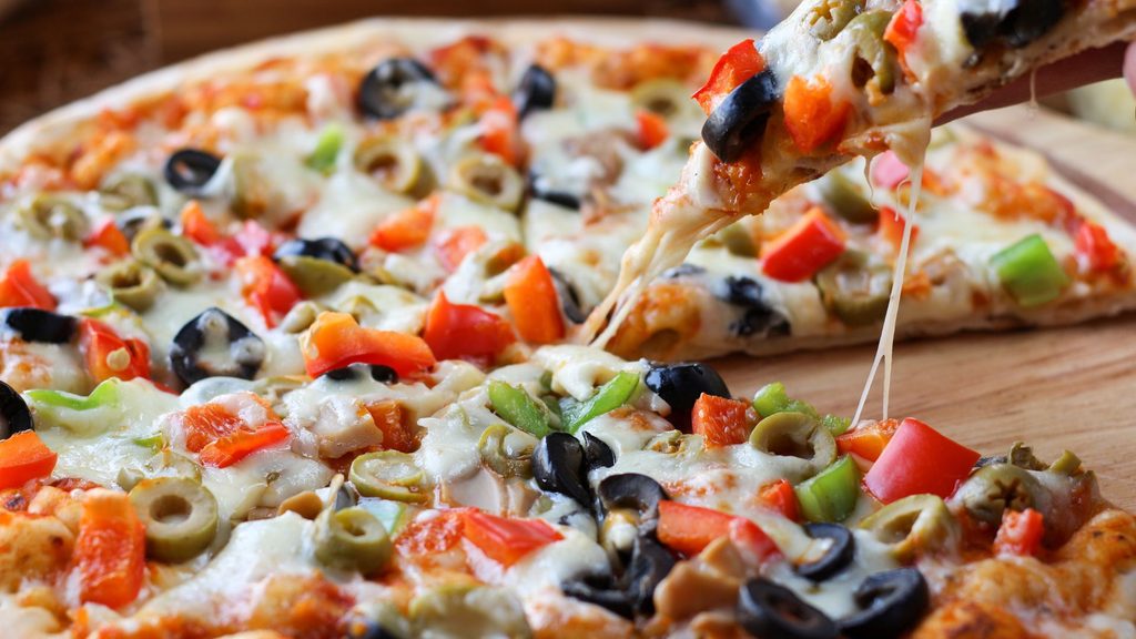 pizza de queso y vegetales