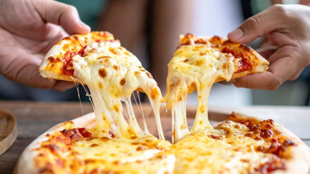 pizza con diferentes tipos de quesos
