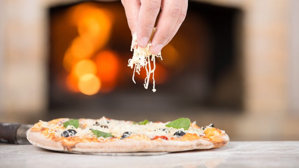 Pizza gourmet con queso rallado
