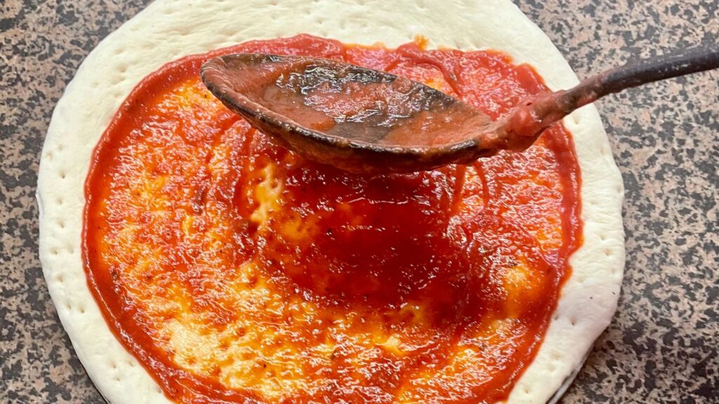 Base pizza con tomate