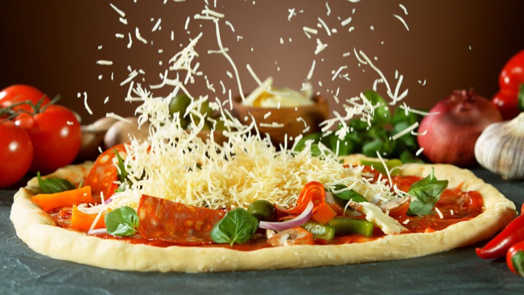 Pizza con queso rayado mozzarella